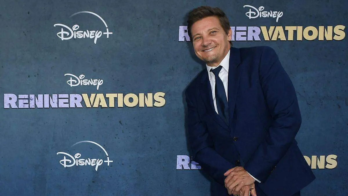 Renner apareció en la alfombra roja luego de su accidente